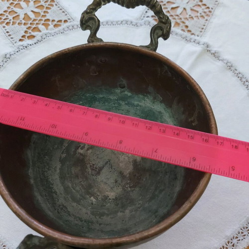 Меден съд употребяван с месингови орнаменти и фигури на лъв