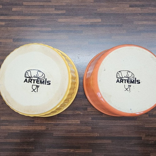 Ramekins and tart pan set like new, 10 ramekins and 1 tart pan