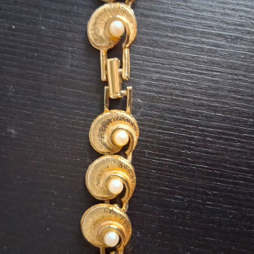 Vintage gold-tone necklace with pearls
