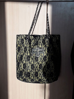 Τσάντα River Island ώμου μεγάλη σε κίτρινο με μαύρη δαντέλα σαν καινούργια