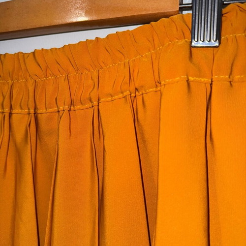 Midi skirt like new, orange with elastic waist, size S-M