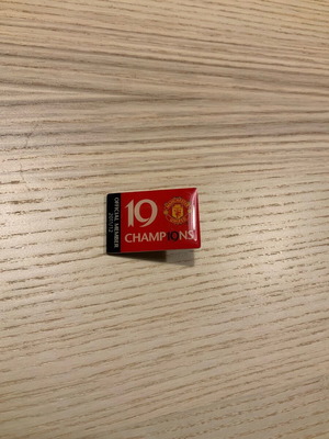 Manchester United original badge like new