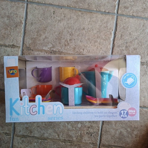 Toy kitchen set, 17 pieces