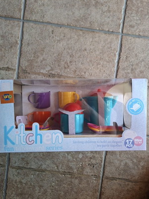Toy kitchen set, 17 pieces
