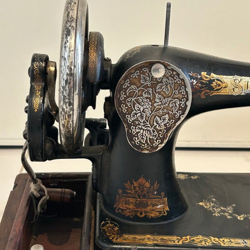 Antique Singer sewing machine used with cover, 1912