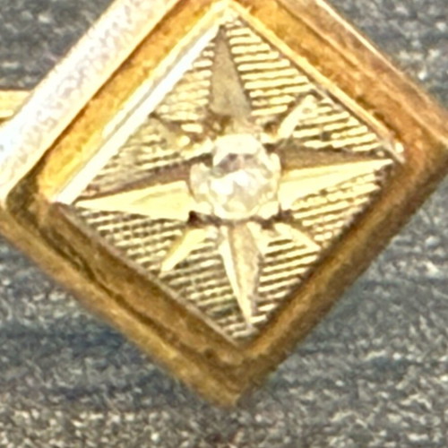 Gold pin 18k with diamond like new