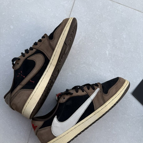 Jordan 1 Low Mocha sneakers like new, size 44, Travis Scott