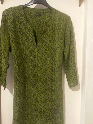 Natural silk tunic with side slits and neckline opening
