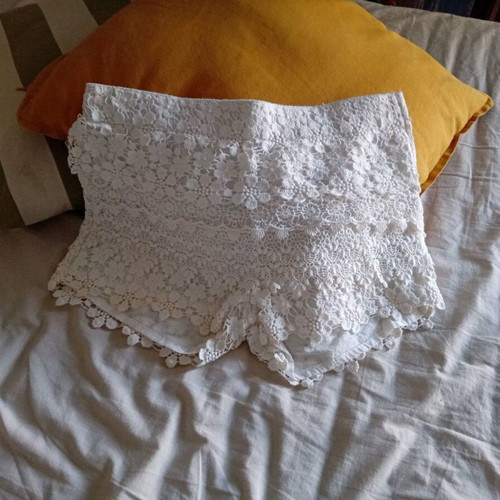Stradivarius shorts white lace like new, size XS