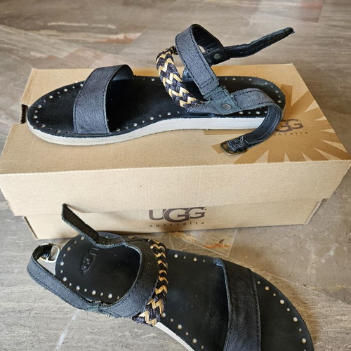 Ugg Australia flat sandals size 37 like new