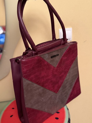 Burgundy embossed women's handbag with geometric details