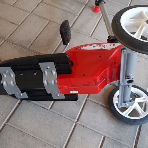 ScootyB Kids Scooter 3 Wheels with Pedals like new
