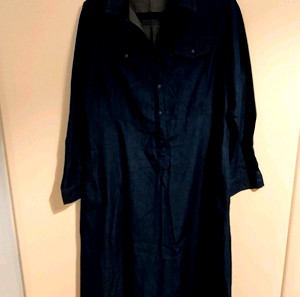 Γυναικείο φόρεμα μίντι σε χρώμα μπλε σκούρο τύπου τζην ελαστικό.