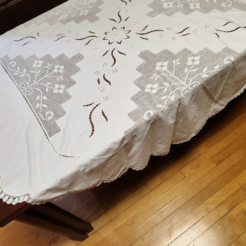 Handmade tablecloth 170 cm diameter like new