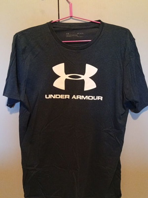 Under Armour μαύρο T-shirt, μέγεθος M-L