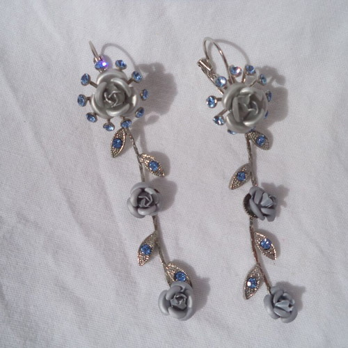 Dangling earrings new with tiny roses and blue stones