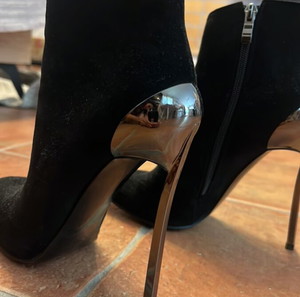 Μποτάκια ankle boots σαν καινούργια, μαύρα σουέντ με μεταλλικό τακούνι