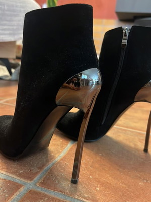 Μποτάκια ankle boots σαν καινούργια, μαύρα σουέντ με μεταλλικό τακούνι