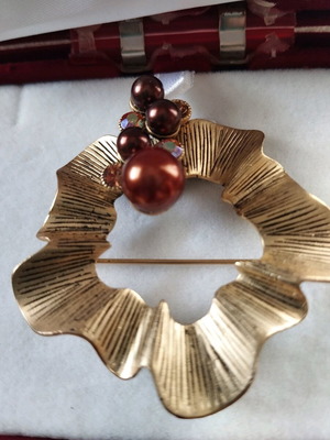 Pin with pearl and strass like new, brown and gold