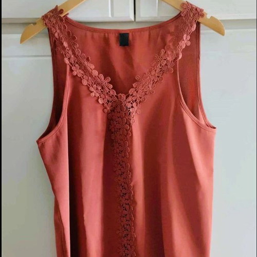 Sleeveless Top XL like new, terracotta lace detail