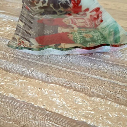 Christmas decorative platter like new with Xmas theme