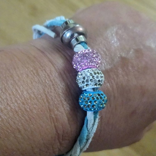 Bracelet with synthetic cords and charms used, magnetic clasp