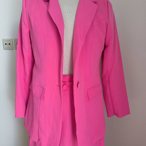 Women's fuchsia suit like new with button fastening