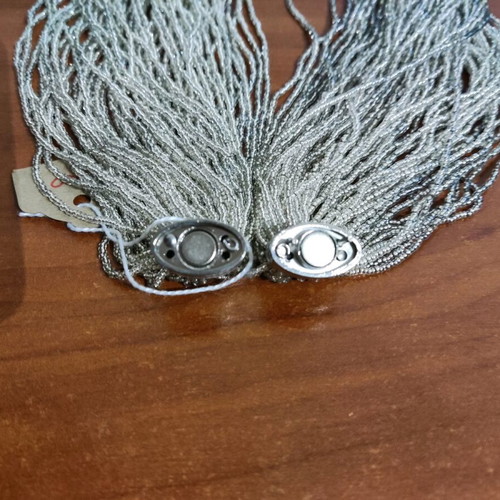 Deluxe Murano necklace like new, white-silver with magnetic clasp