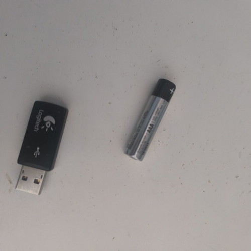 Πληκτρολόγιο Logitech ασύρματο μεταχειρισμένο με φλασάκι και 2 μπαταρίες