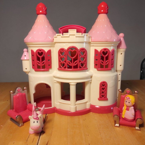 Elc Princess Castle like new with 3 figures and 2 chairs
