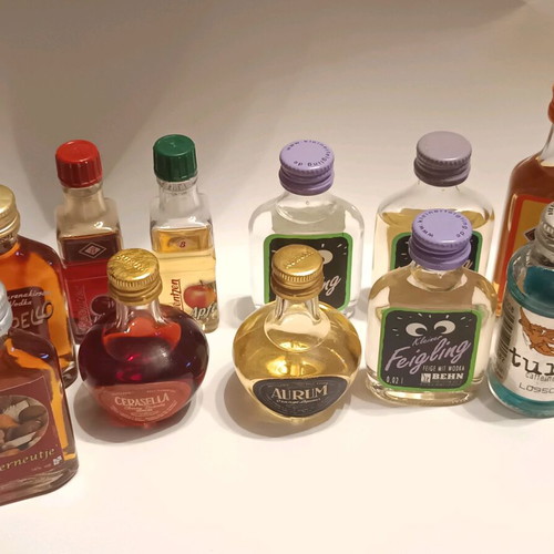 Liqueur miniatures like new, pack of 11 bottles 20ml