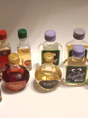 Liqueur miniatures like new, pack of 11 bottles 20ml