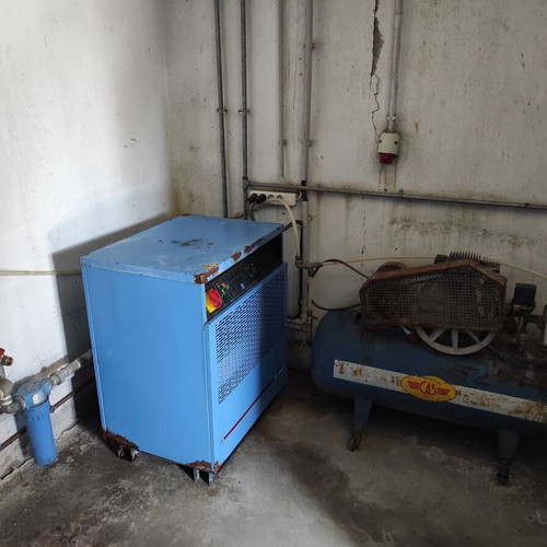 Hydrovane 148 air compressor used with air tank and accessories