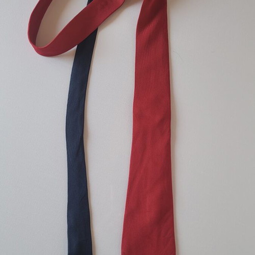 Tommy Hilfiger Tailored Red Textured Silk Tie like new, 155 cm