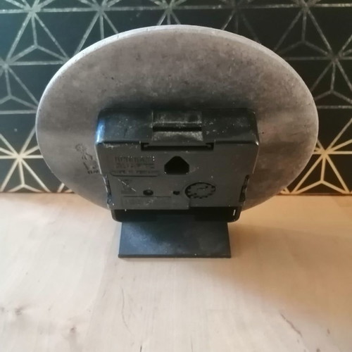 Analog tabletop clock used with battery