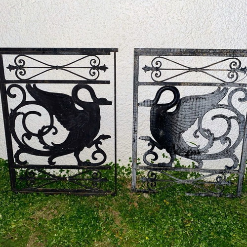 Decorative vintage railings used with swan pair design