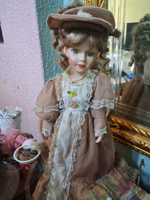 Porcelain doll like new, 43cm elegant with curls