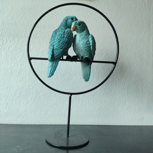 Table decoration with two blue parrots used