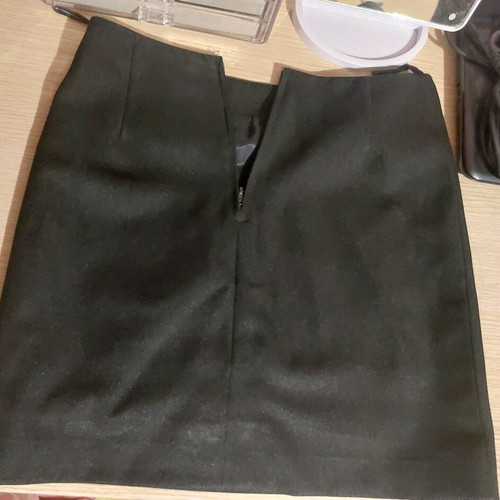 Women's classic black skirt like new, size medium