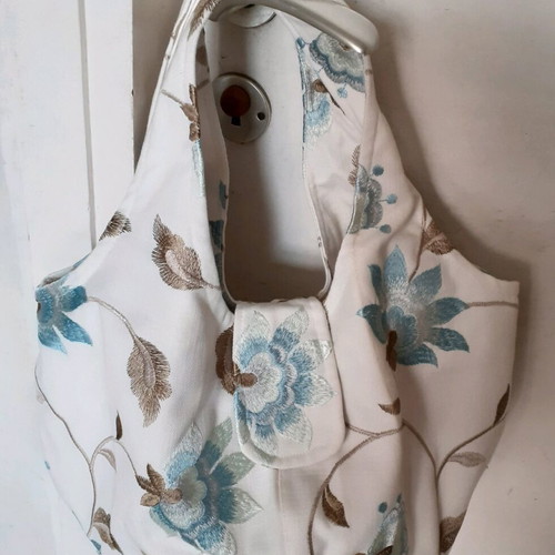 Canvas bag new with embroidered designs and magnetic clasp