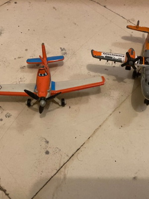 Various toys like new with 2 airplanes and figures