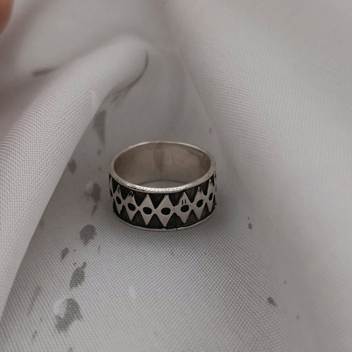 Handmade carved 925 silver geometric ring like new