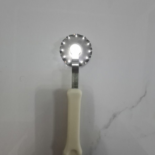 Metal Dough Cutter Wheel with Wavy Blade and Plastic Handle like new