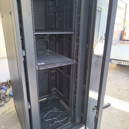 Central Floor Standing Rack Cabinet like new, 184x80x96 cm without CD ROM