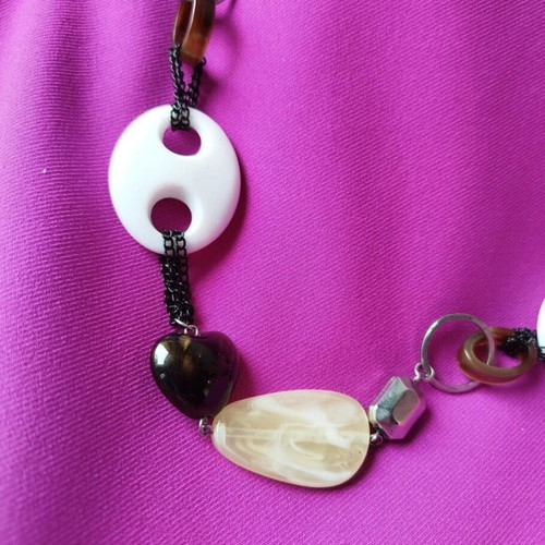 Necklace with large beads in white, beige and brown, like new