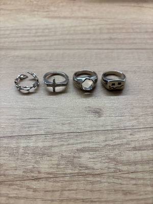 Bershka set of four rings new, silver