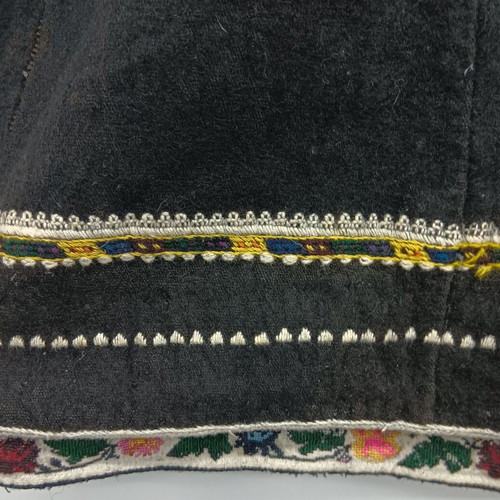 Collectible wool dress used with simple collar
