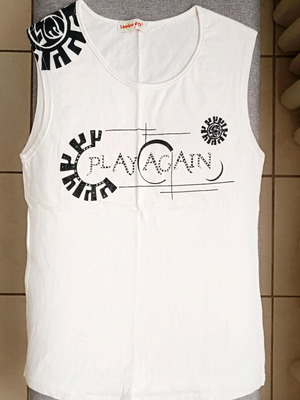 Elastic sleeveless T-shirt with black print and strass, like new