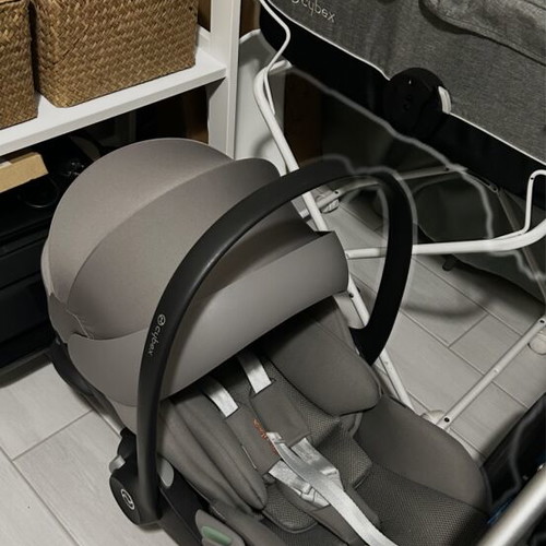 Cybex Cloud G i-Size infant car seat like new with isofix base