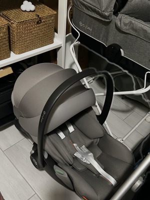 Cybex Cloud G i-Size infant car seat like new with isofix base